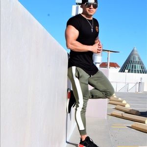 Men’s Fitted joggers with zipper pockets